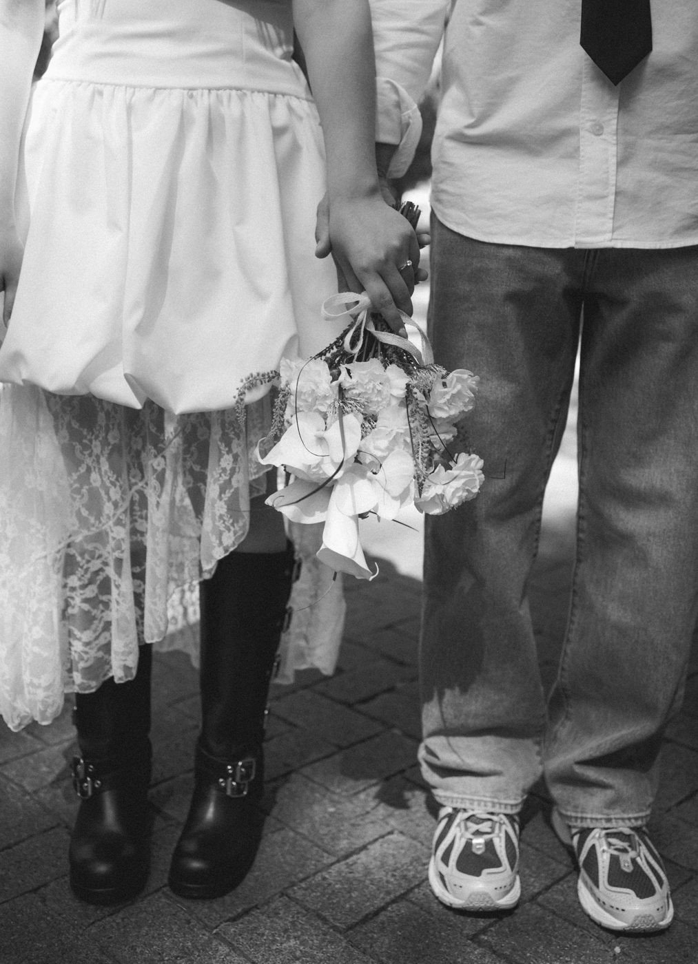 Pareja de novios con ramo blanco, en blanco y negro