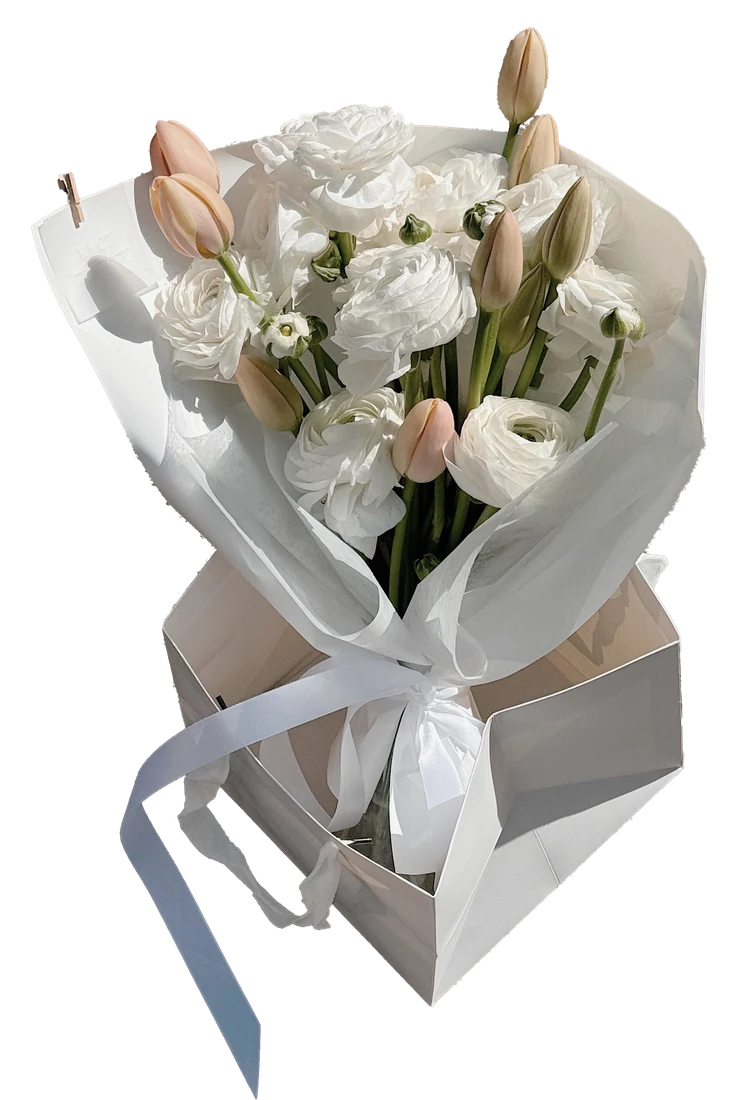Ramo de ranúnculo blanco y tulipán